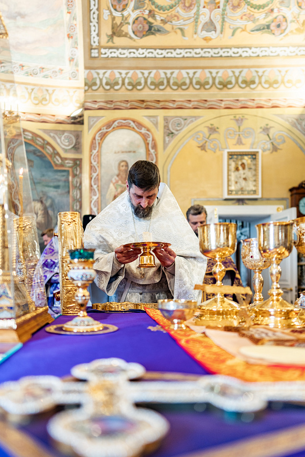 Божественная литургия в праздник Воздвижения Креста Господня в Троицком кафедральном соборе Подольска